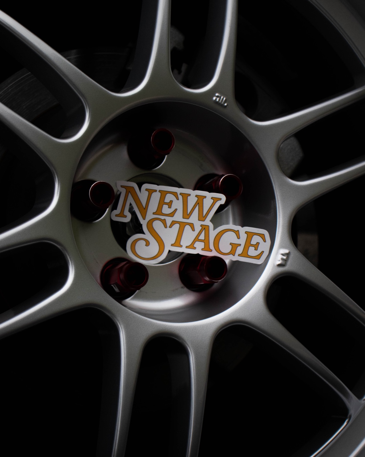 Die-cut sticker centred on a forged wheel